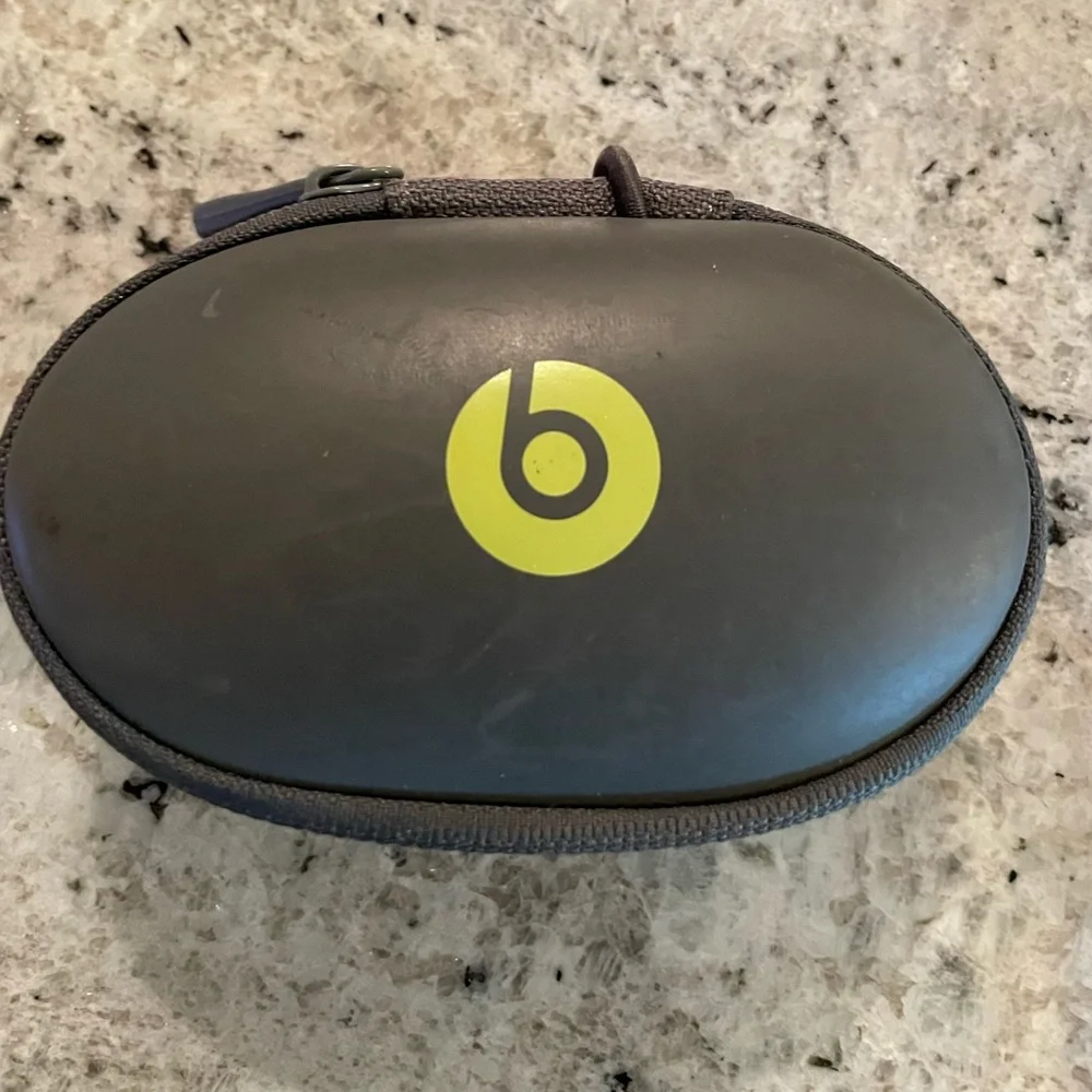 Beats by Dre wireless ear hook headphone w/case and charging cable neon green - Picture 4 of 6